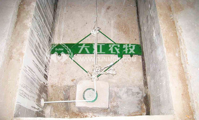 豬場(chǎng)自動(dòng)清糞機(jī)轉(zhuǎn)角輪安裝現(xiàn)場(chǎng)圖片